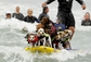 Tolik psů na jedoucím surfu ještě nikdy předtím nebylo.