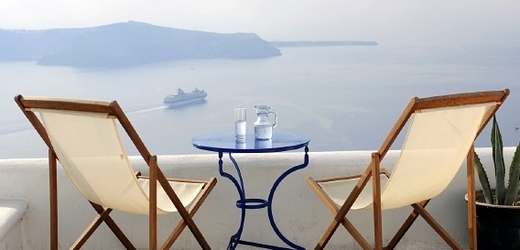 Řecká idylka s lahví ouza (ilustrační foto).