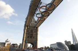Olympijská symbolika zamířila již i na slavný londýnský Towe Bridge.