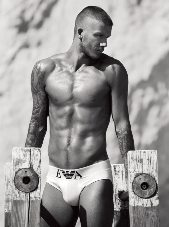 David Beckham v reklamě na pánské spodní prádlo Emporio Armani pózoval v roce 2008.