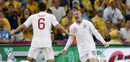Wayne Rooney (vpravo) právě vstřelil jediný gól utkání.