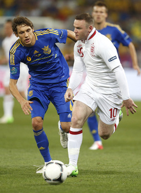 Wayne Rooney (vpravo) byl v zápase s Ukrajinou hodně vidět.