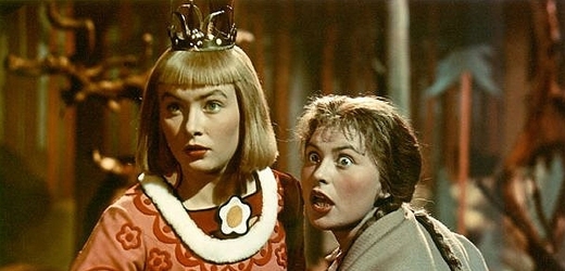 Eva Klepáčová (vpravo) ve své nejznámější roli Káči v pohádce Hrátky s čertem.