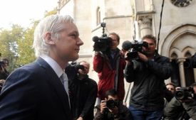 Assange opouští soud, který rozhodl o jeho vydání Švédsku.
