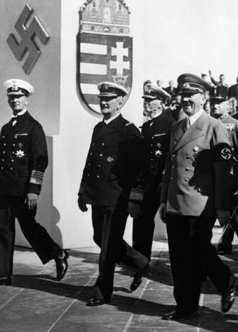 Horthy na návštěvě u Hitlera na palubě jedné z válečných lodí v Kielu. 