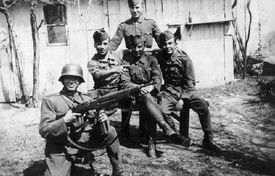 Maďarští vojáci v armádě nacistického Německa. Snímek z Karpat roku 1945. 