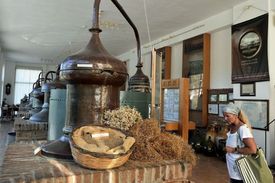 Stará destilerie ouza v muzeu na ostrově Lesbos.