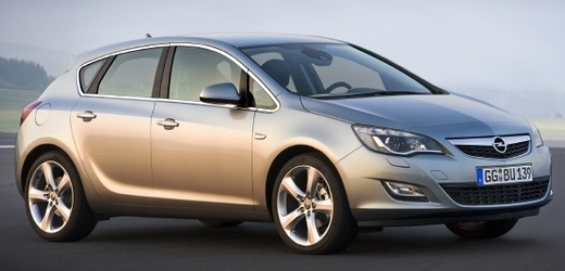 Bestseler značky Opel - model Astra v "normálním" kabátě.