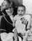 Princ William se narodil 21. června 1982. Na snímku jako maličký se svou matkou, princeznou Dianou.