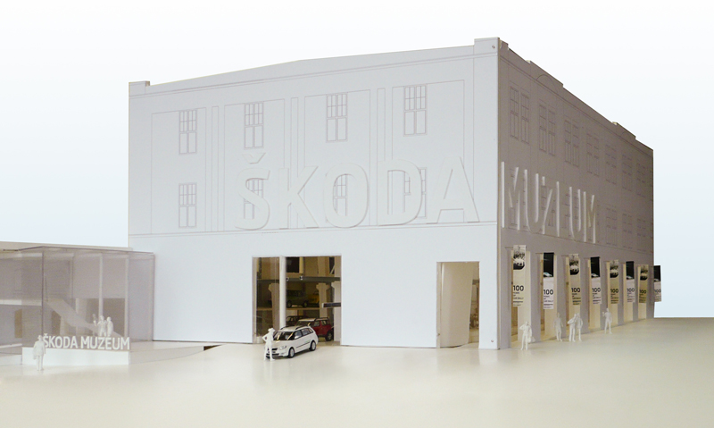 Fasáda nového muzea Škodovky. Představuje se hrdě, otevřeně a zve lidi, aby se seznámili s počátky této značky.
