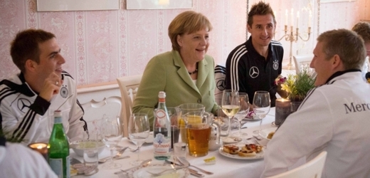 Německá kancléřka Angela Merkelová na setkání s německou reprezentací v Gdaňsku před začátkem mistrovství Evropy.