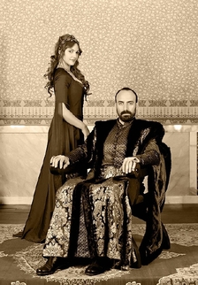 Hlavní roli sultána Sulejmana hraje Halit Ergenç.