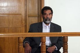 Saddám Husajn před soudem, který skončil vynesením rozsudku smrti.