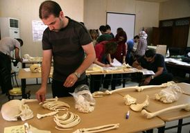 Studenti forenzních věd na univerzitě v Bagdádu.