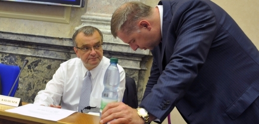 Ministr Miroslav Kalousek při jednání vlády (vpravo ministr zemědělství Petr Bendl).