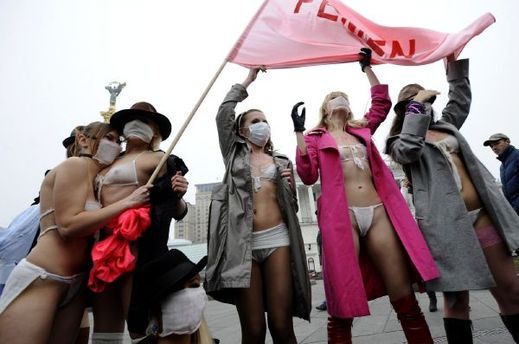 Na Ukrajině je nadprůměrně hezkých žen. Na snímku aktivistky organizace Femen.