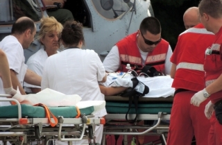 Záchranáři pečují o zraněné z autobusu s českými turisty, který havaroval v sobotu ráno na chorvatské dálnici.