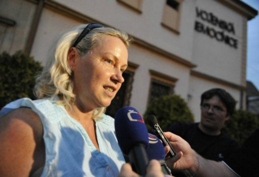 Milada Braunová, jedna z cestujících, hovoří s novináři před budovou Vojenské nemocnice v Brně.