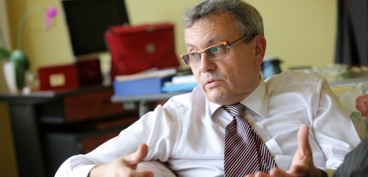 Vladimír Dlouhý chce být podle svých slov nadstranickým prezidentem.