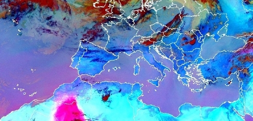 V severní Africe, v Alžírsku a Maroku, je aktuálně písečná bouře. Zvířený písek je dobře vidět na speciálním družicovém snímku v podobě jasně růžovofialové barvy.