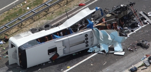 Zdevastovaný autobus v Chorvatsku na dálnici.