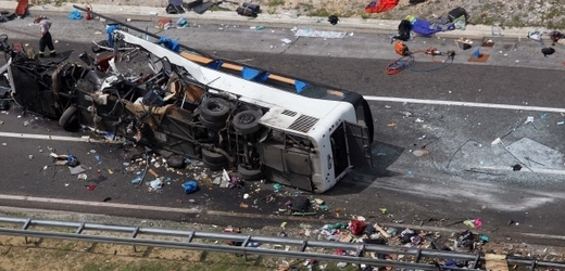 Z autobusu českých turistů zbyl po nehodě na chorvatské dálnici jen šrot.