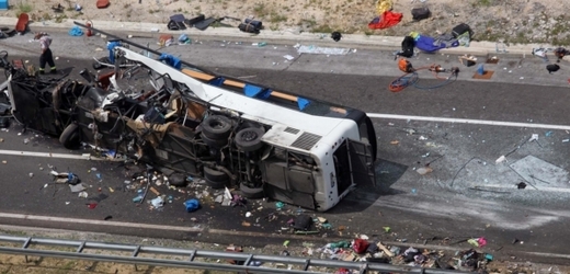 Vrak českého autobusu, který havaroval na chorvatské dálnici. Na jeho palubě zahynulo osm lidí.