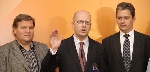 Bohuslav Sobotka, šéf ČSSD, a Zdeněk Škromach (vlevo).