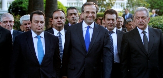 Nová řecká vláda v čele s premiérem Antonisem Samarasem.
