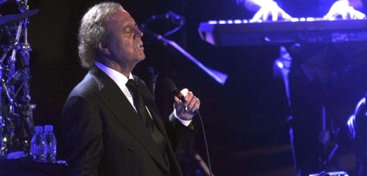 V pražské O2 areně vystoupil 23. června španělský zpěvák Julio Iglesias.