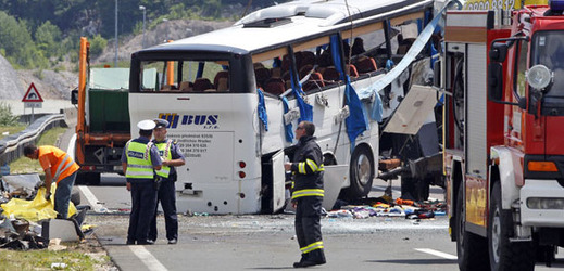 Chorvatská média spekulovala, že řidiče autobusu přemohl mikrospánek.