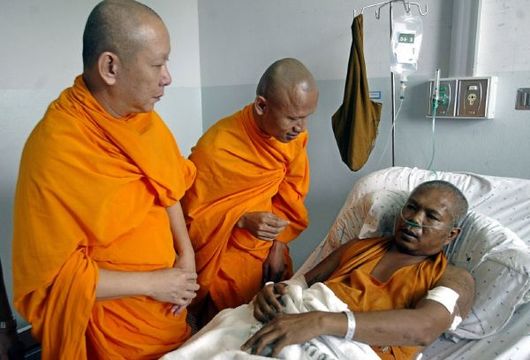 Thajský mnich v nemocnici (ilustrační fotografie).