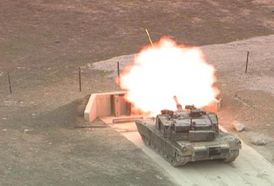Tank třídy Abrams při cvičných střelbách.