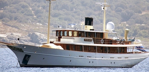 Deppova jachta Vajoliroja se jmenuje po dnes už bývalé partnerce a dětech, tedy po Vanesse, Johnnym, Lily Rose a Jackovi.
