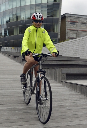 Cyklistickou bundu, která při jízdě na kole signalizuje změnu směru nebo brzdění, vyvinuli na liberecké Technické univerzitě ve spolupráci s několika českými firmami. 