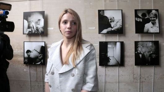Jevhenija, dcera expremiérky Tymošenkové, na výstavě o své matce v Paříži (15. červen 2012).