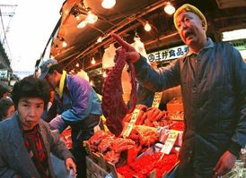 Chobotnice a další mořžské plody na tokijském trhu Amajoko.