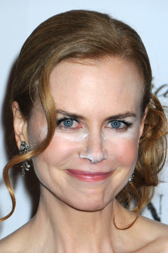 Jinak půvabná pětačtyřicetiletá australská herečka Nicole Kidmanová si šla před pózováním "trochu" přepudrovat nosík. Anebo strčila obličej do sudu s moukou? Těžko říct... (Foto: profimedia.cz)
