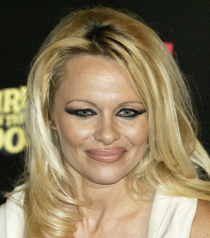 Sexbomba Pamela Andersonová je známá přetahováním rtěnky přes okraj rtů ve stylu devadesátých let. Ovšem tentokrát přidala ke svému stárnoucímu obličeji i nepěkné černé linky. Méně by opravdu neškodilo... (Foto: profimedia.cz)