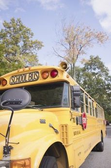 Reklama mlsně míří i na tradiční školní autobusy (ilustrační foto).