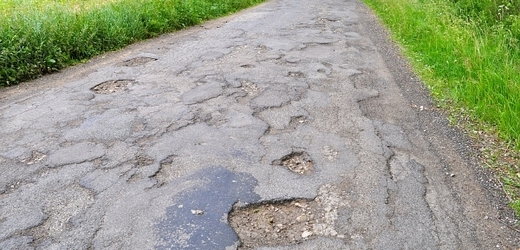 Nejhorší silnicí je podle hlasování čtenářů silnice III/35112 u Okřešic na Třebíčsku.