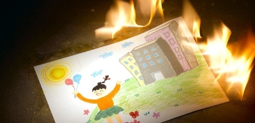 Asi osmiletý chlapec se zachoval jako hrdina a zachránil svou dvouletou sestru z plamenů (ilustrační foto).