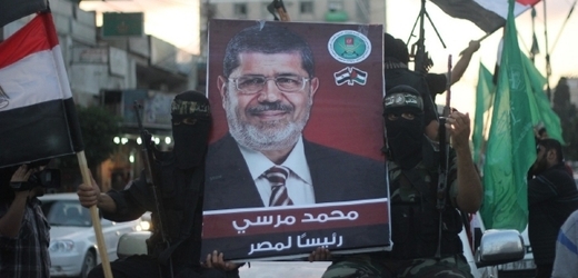 Členové palestinského militantního hnutí Hamas oslavují Mursího vítězství v egyptských volbách.