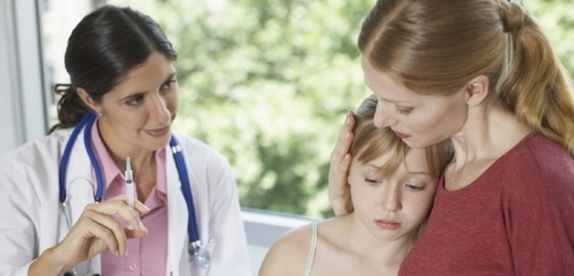 Lékaři již nemusejí žádat rodiče o povolení k léčbě jejich dítěte (ilustrační foto).