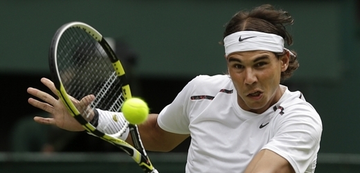 Rafael Nadal postoupil na Wimbledonu do druhého kola.