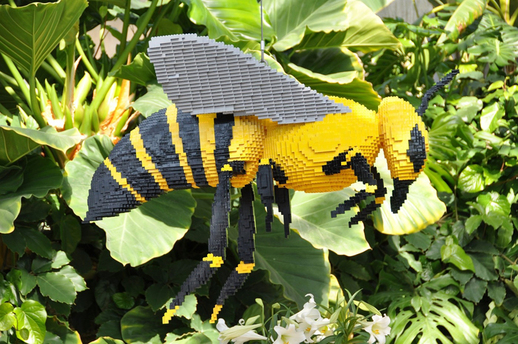 Autor výstavy se nezalekl ani takových detailů, jako jsou přesně tvarovaná včelí křídla, drobné hmyzí nožky nebo tykadla.