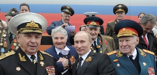 Starší bolševiky Putin odsuzuje, s těmi druhoválečnými už si rozumí. Ti si války užili až až.