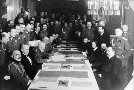 Na východní frontě klid: podepsání brestlitevské mírové smlouvy 3. 3. 1918.