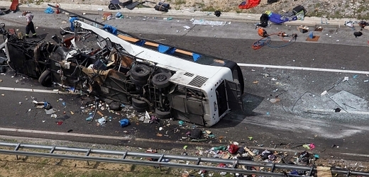 Vrak havarovaného českého autobusu na chorvatské dálnici.