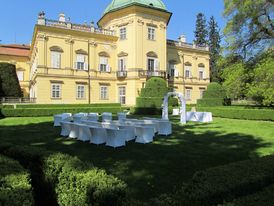 Park zámku Buchlovice využívají i svatebčané.